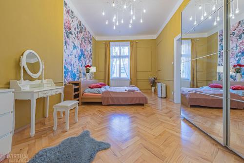 Colorful Wenceslas square apartment, Praha (fotografie 3)