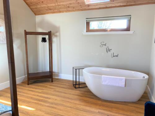 Pheasant Lodge with Hot Tub