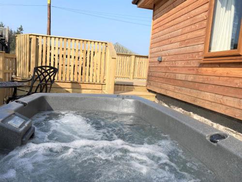 Pheasant Lodge with Hot Tub