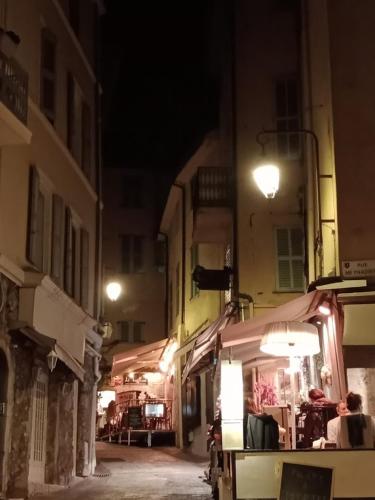 Cadre de rêve mais vous faites le ménage- very good prices but you have to clea-n th-e flat (Cadre de reve mais vous faites le menage- very good prices but you have to clea-n th-e flat) in เมืองเก่าเลอซูเกต์