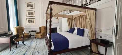 Commodore Hotel - image 12