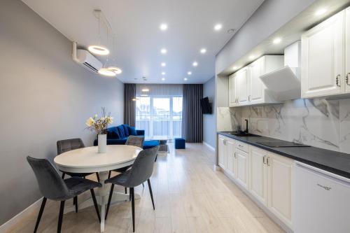 Konyha, DHARMA Stay APARTAMENTAI su terasa ir vaizdu į miestą Self check-in (DHARMA Stay APARTAMENTAI su terasa ir vaizdu i miesta Self check-in) in Bubiai