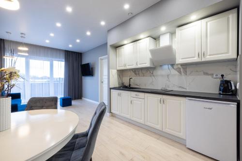 Konyha, DHARMA Stay APARTAMENTAI su terasa ir vaizdu į miestą Self check-in (DHARMA Stay APARTAMENTAI su terasa ir vaizdu i miesta Self check-in) in Bubiai