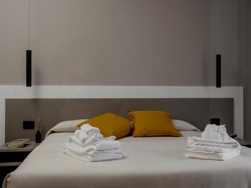 Deluxe Double Room with Balcony image 9