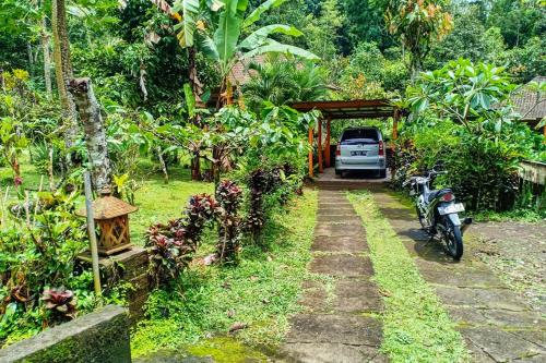 Dina Home Stay at Desa Wisata Wongayagede