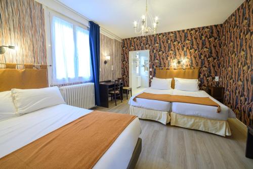 1 queen bed, 2 twin beds