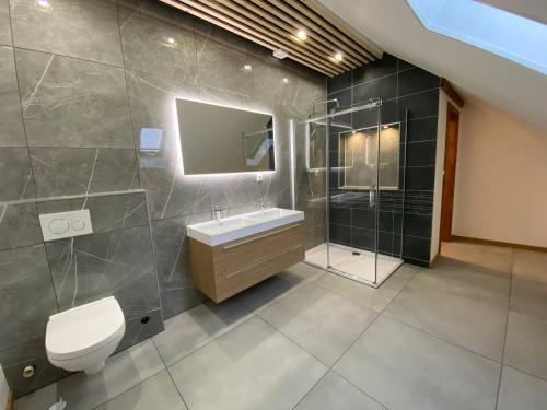 Fürdőszoba, Ferien- und Pferdegut Schloss Treffen in Treffen Am Ossiacher See