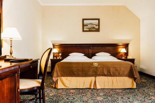 1 king bed, 2 twin beds