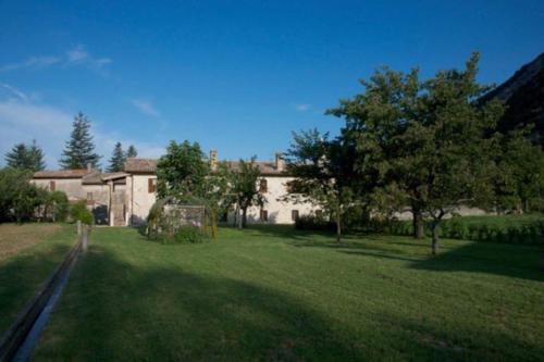 Casa ridente nella valle del Menotre con giardino