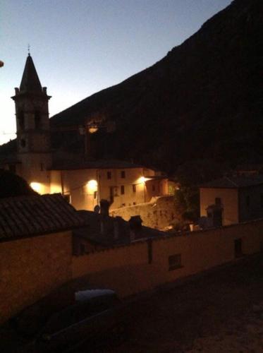 Casa ridente nella valle del Menotre con giardino