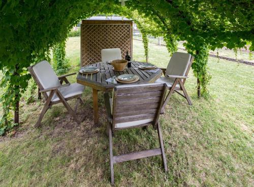 Casa ridente nella valle del Menotre con giardino