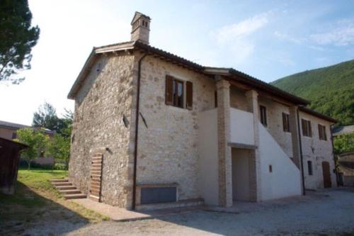 Casa ridente nella valle del Menotre con giardino