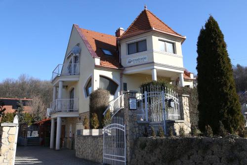  Tornyos Vendégház, Pension in Eplény bei Jásd