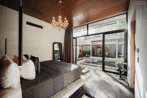 Villa with Private Pool room in Kings Mansion for 26 guests!