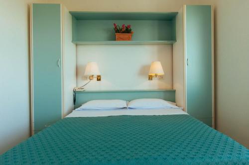1 queen bed, 1 twin bed
