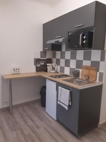 T2 entierement equipe, proche toutes commodites in Le Piol