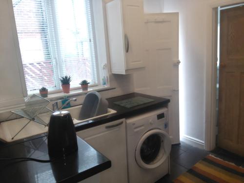 Apartment with Outside Patio and Car Space, Durham (photo 6)