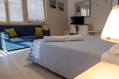 Double Room with Shared Bathroom image 10