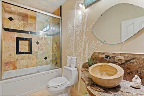 Upscale Phoenix Oasis with Private Pool and Spa! - image 14