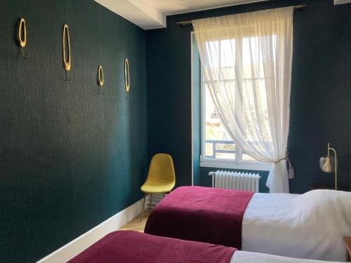 1 queen bed, 2 twin beds, 1 sofa bed