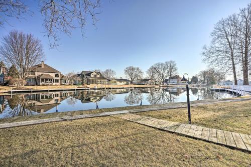 Spacious Syracuse Getaway w/ Waterfront Deck! in Syracuse (IN)