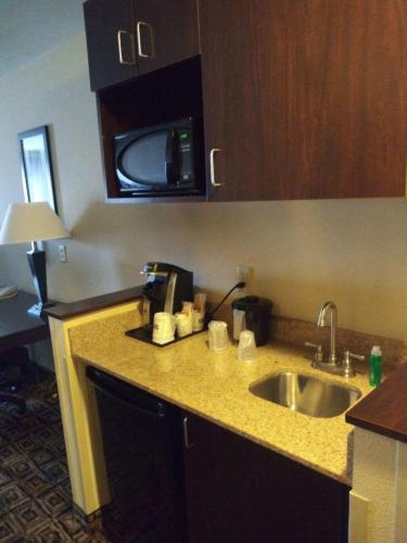 Holiday Inn Express Hotel & Suites Zanesville North