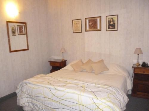 1 double bed, 1 twin bed