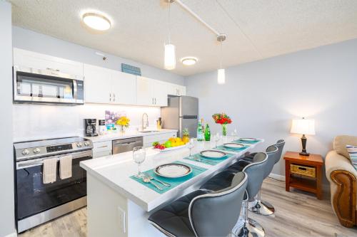 34 Floor with Panoramic Ocean and Diamond Head Views | 1 Block to Beach | Free Parking & WIFI - image 9