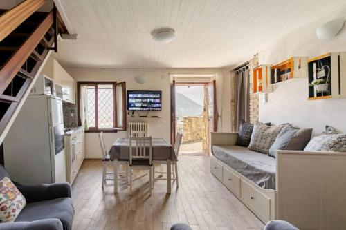  CASA CON TERRAZZI - 6posti 2stanze 2bagni - LAKEHOLIDAY IT, Ferienwohnung in Castel di Tora