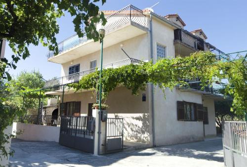  Apartment Sandra, Pension in Vodice bei Gaćelezi