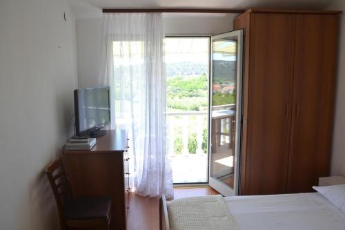 Apartments with a parking space Lopar Rab - 14070 - image 11