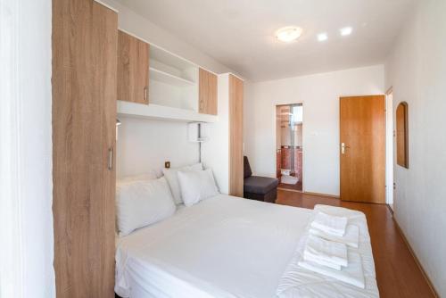 Apartments with a parking space Lopar Rab - 14070 - image 5