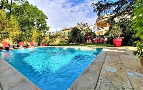Nice apartment in Avignon with 2 Bedrooms, WiFi and Outdoor swimming pool