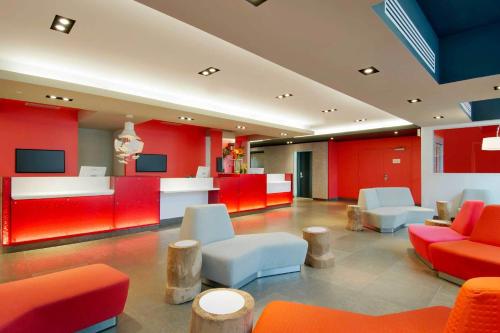 Shared lounge/TV area, Novotel Montreal Center Hotel near Atwater Market