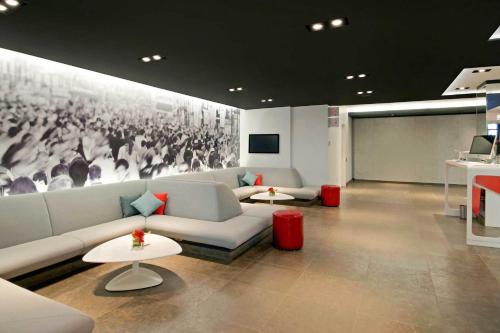 Shared lounge/TV area, Novotel Montreal Center Hotel near Atwater Market