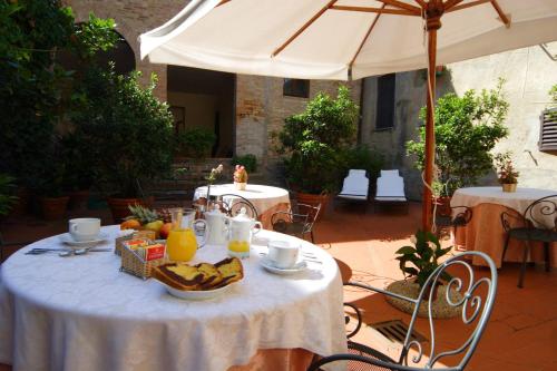 Балкон, Boutique Historic Hotel L'Antico Pozzo in San Gimignano in Сан - Гіміньяно