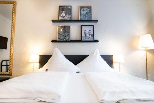 1 queen bed, 2 twin beds
