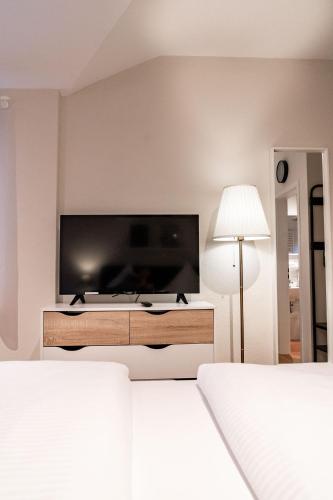 1 king bed, 1 twin bed