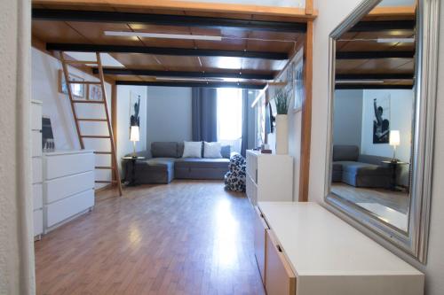 JOIVY Splendid Flat in Perfect Centre, Milan