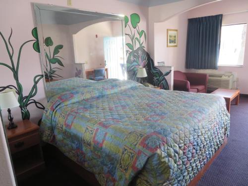 Travelers Inn and Suites Liberty 3