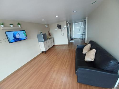 Duplex Apartment Near Queensbay Mall - Tap to explore photos