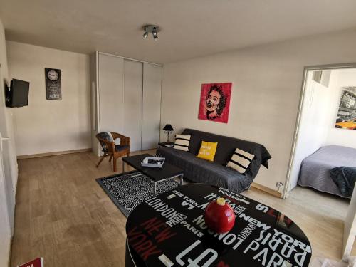 Grand studio de 33m² à 300m des plages - Tap to explore photos