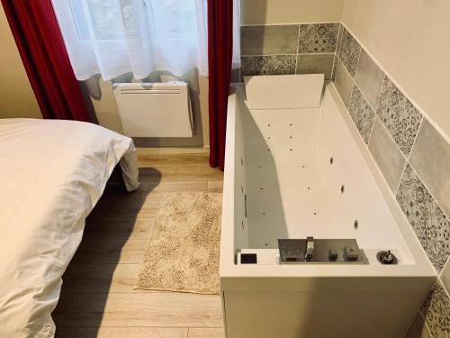 อ่างแช่น้ำร้อน, Gignac - Superbe cocon indépendant avec balnéo et jardin (Gignac - Superbe cocon independant avec balneo et jardin) in ฌีญัค