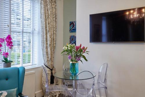 Picture of The Granville - Delightful 2-Bed Victorian Apartment