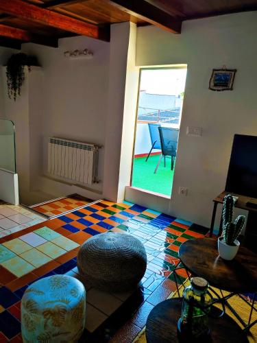 . Casa Luzon, terraza-solarium con ducha y salon rustico
