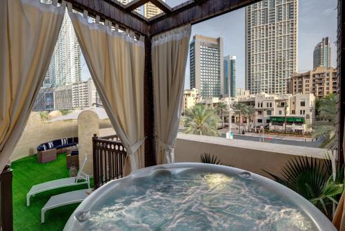 Durrani Homes - Unique Garden Apt at Souk Al Bahar besides Dubai Mall & Burjkhalifa with private jaccuzi, Dubaj (fotografie 8)