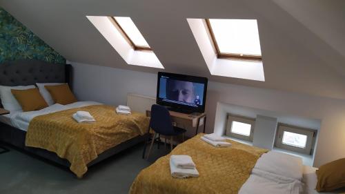 2 double beds, 1 twin bed
