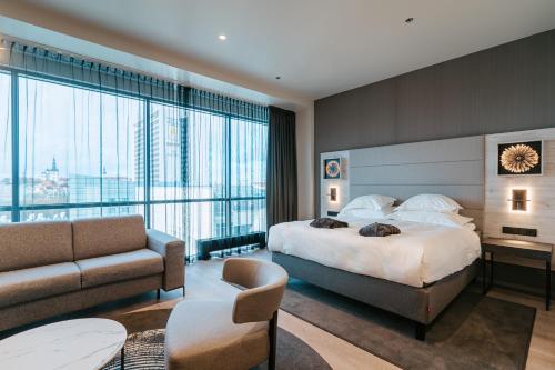 room detail thumbnail 1