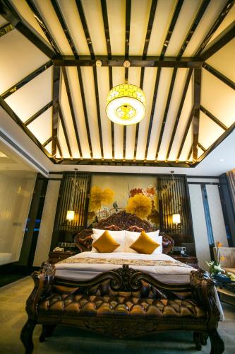 Deluxe Room (2 Adults + 1 Child) image 1