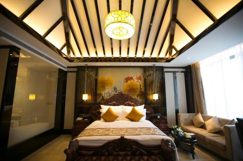 Deluxe Room (2 Adults + 1 Child) image 2